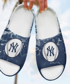 New20York20Yankees20MLB20Yeezy20Slipper20Mockup202.jpg